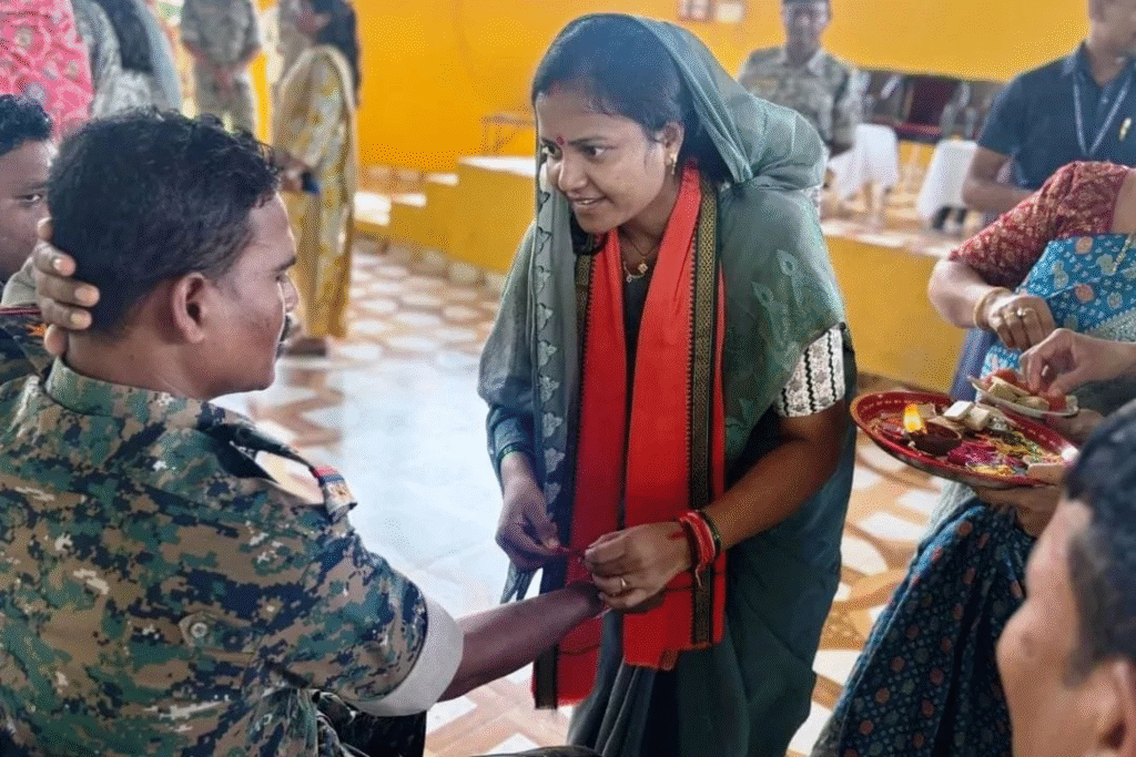 महिला एवं बाल विकास मंत्री लक्ष्मी राजवाड़े ने दंतेवाड़ा में कारली सुरक्षा कैम्प के जवानों को राखी बाँधी, दी रक्षाबंधन की शुभकामनाएं : Minister Laxmi Rajwade Tied Rakhi to the soldiers of Karli Security Camp in Dantewada 4 image 11