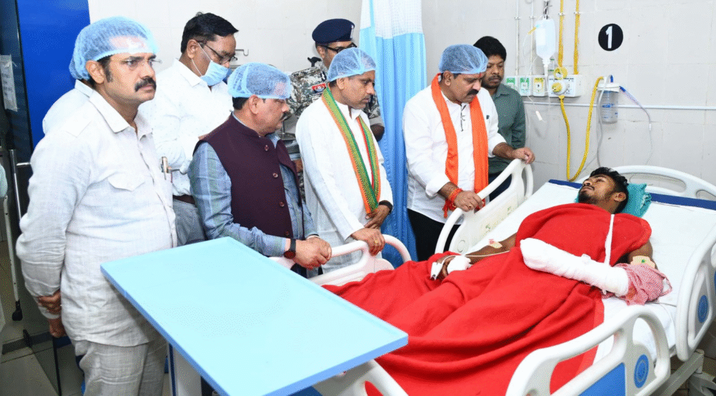 आईडी ब्लास्ट और भालू हमले में घायल मरीजों का उपमुख्यमंत्री ने लिया हालचाल : Deputy Chief Minister Inquired Patients Injured in ID Blast and Bear Attack 2 image 149