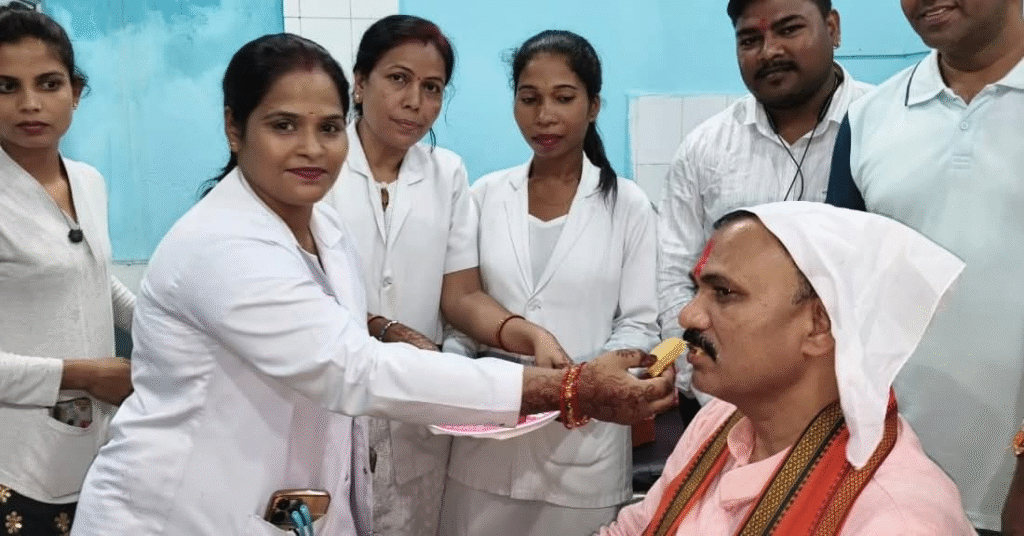 रक्षाबंधन पर स्वास्थ्य मंत्री श्याम बिहारी जायसवाल ने अस्पताल में बहनों से राखी बंधवा कर मरीजों का हालचाल लिया और निरीक्षण : On Rakshabandhan Health Minister Shyam Bihari Jaiswal Tied Rakhi to Sisters in Hospital 1 image 167