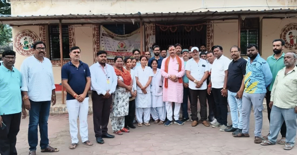 रक्षाबंधन पर स्वास्थ्य मंत्री श्याम बिहारी जायसवाल ने अस्पताल में बहनों से राखी बंधवा कर मरीजों का हालचाल लिया और निरीक्षण : On Rakshabandhan Health Minister Shyam Bihari Jaiswal Tied Rakhi to Sisters in Hospital 2 image 168