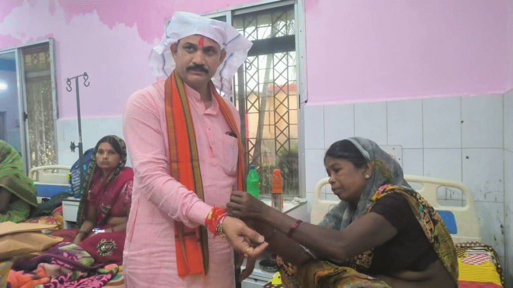 रक्षाबंधन पर स्वास्थ्य मंत्री श्याम बिहारी जायसवाल ने अस्पताल में बहनों से राखी बंधवा कर मरीजों का हालचाल लिया और निरीक्षण : On Rakshabandhan Health Minister Shyam Bihari Jaiswal Tied Rakhi to Sisters in Hospital 3 image 169