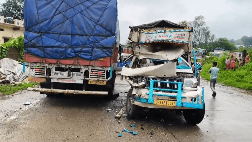 नेशनल हाईवे 130 पर पिकअप और मिनी ट्रक में भिड़ंत, चालक घायल : Pickup and Mini Truck Collide on National Highway 130 2 image 208