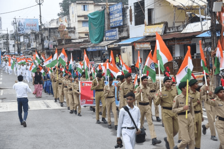 अंबिकापुर की गलियों में गूंजी देशभक्ति – ‘हर घर तिरंगा, हर घर स्वच्छता’ का आह्वान : Patriotism Resonates in the Streets of Ambikapur 3 image 225