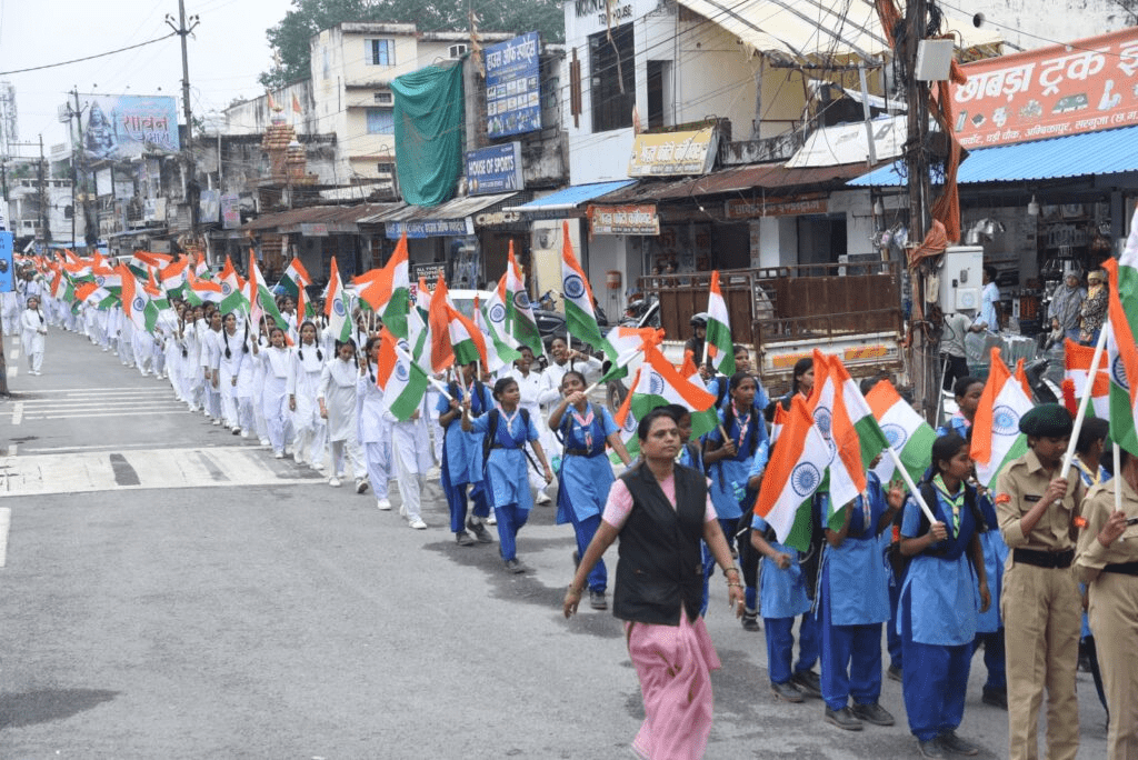 अंबिकापुर की गलियों में गूंजी देशभक्ति – ‘हर घर तिरंगा, हर घर स्वच्छता’ का आह्वान : Patriotism Resonates in the Streets of Ambikapur 2 image 226
