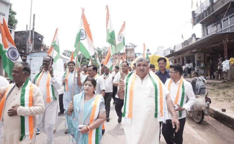 लखनपुर में 50 ट्रैक्टर और सैकड़ों बाइकों के साथ भव्य तिरंगा यात्रा, विधायक राजेश अग्रवाल के नेतृत्व में : Grand Tiranga Yatra with 50 Tractors and Hundreds of Bikes in Lakhanpur 2 image 227