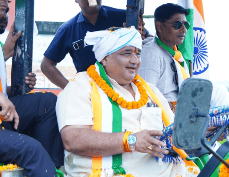 लखनपुर में 50 ट्रैक्टर और सैकड़ों बाइकों के साथ भव्य तिरंगा यात्रा, विधायक राजेश अग्रवाल के नेतृत्व में : Grand Tiranga Yatra with 50 Tractors and Hundreds of Bikes in Lakhanpur 3 image 228