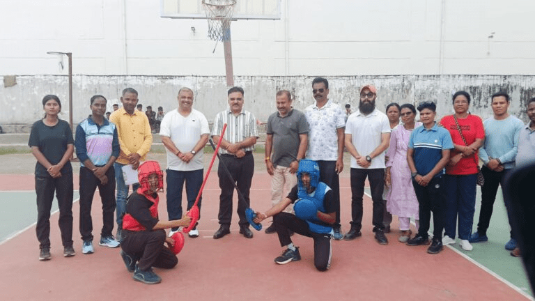 सरगुजा कलेक्टर ने गांधी स्टेडियम में जिला स्तरीय क्रीड़ा प्रतियोगिता का किया दौरा, खिलाड़ियों से बातचीत : Sarguja Collector Visited the District Level Sports Competition at Gandhi Stadium 1 image 27