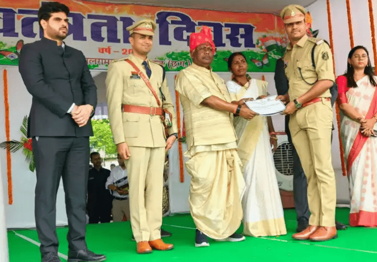 बलरामपुर में स्वतंत्रता दिवस में, माननीय चिंतामणि महाराज द्वारा उत्कृष्ट सेवाओं के लिए 17 पुलिस कर्मी सम्मानित : 17 Police Personnel Honored for Outstanding Services by Hon'ble Chintamani Maharaj in Balrampur 10 image 270