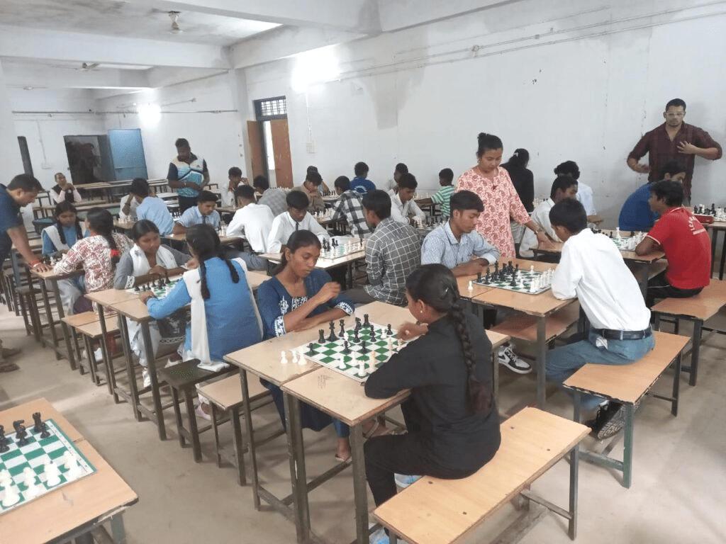 सरगुजा कलेक्टर ने गांधी स्टेडियम में जिला स्तरीय क्रीड़ा प्रतियोगिता का किया दौरा, खिलाड़ियों से बातचीत : Sarguja Collector Visited the District Level Sports Competition at Gandhi Stadium 2 image 28