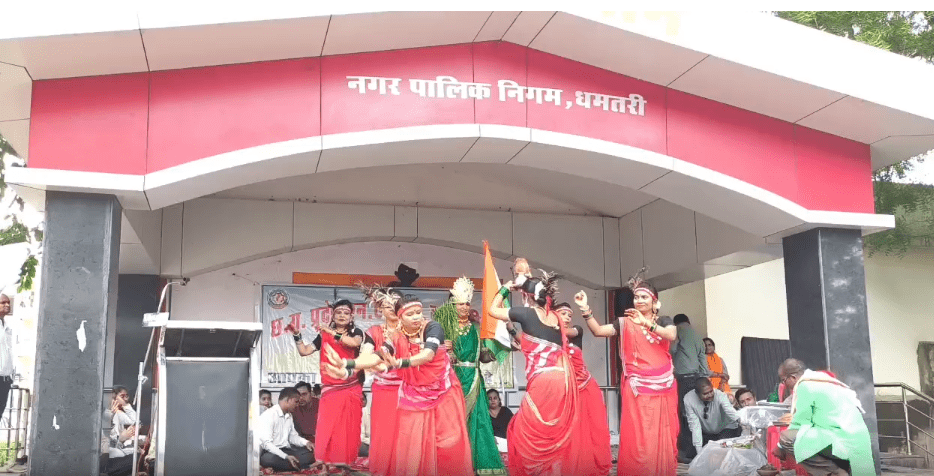 धमतरी में एनएचएम कर्मचारियों का अनोखा आंदोलन: मुखौटे पहनकर छत्तीसगढ़ी गीतों पर किया सरकार पर तंज : NHM Employees in Dhamtari Wearing Masks and Singing Chhattisgarhi Songs 2 image 401