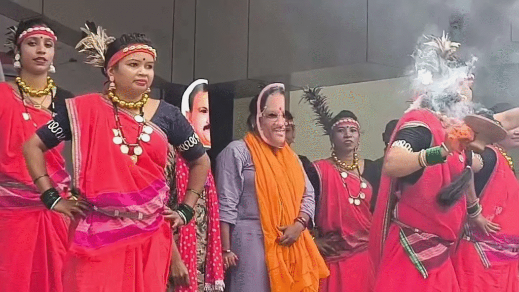 धमतरी में एनएचएम कर्मचारियों का अनोखा आंदोलन: मुखौटे पहनकर छत्तीसगढ़ी गीतों पर किया सरकार पर तंज : NHM Employees in Dhamtari Wearing Masks and Singing Chhattisgarhi Songs 3 image 402