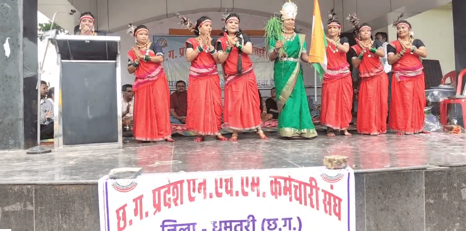 धमतरी में एनएचएम कर्मचारियों का अनोखा आंदोलन: मुखौटे पहनकर छत्तीसगढ़ी गीतों पर किया सरकार पर तंज : NHM Employees in Dhamtari Wearing Masks and Singing Chhattisgarhi Songs 4 image 403