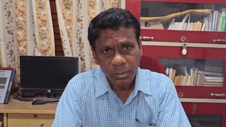 अंबिकापुर: रफ कॉपी में नोट्स लिखने पर शिक्षिका ने 15 छात्राओं को पीटा, परिजनों ने की शिकायत : Ambikapur Teacher Beats 15 Students 1 image 44