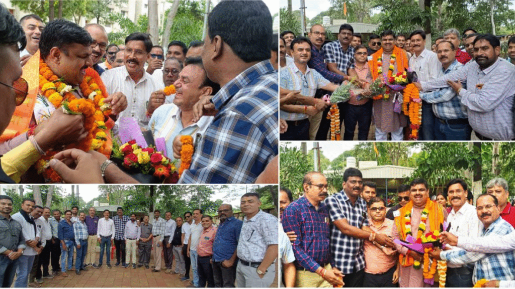 छत्तीसगढ़ में नए शिक्षामंत्री गजेंद्र यादव का प्रांतीय स्तर पर शिक्षक संघ ने भव्य स्वागत किया : New Education Minister Gajendra Yadav was given a Grand Welcome by the Teachers' Union 2 image 497