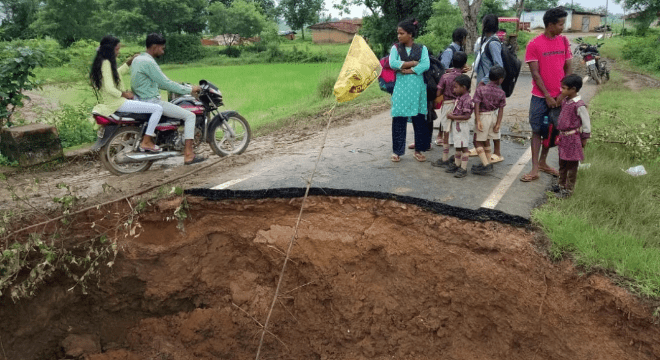 सूरजपुर में मूसलाधार बारिश से पुलिया बहने से मदनगर-बलरामपुर मार्ग बंद, ग्रामीण जोखिम उठाकर आवाजाही कर रहे : Culvert Washed Away Madnagar-Balrampur Road 1 image 5