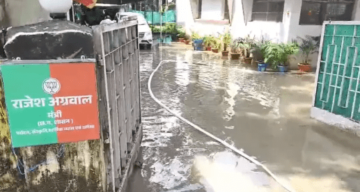 अंबिकापुर में बारिश का कहर, मंत्री राजेश अग्रवाल के सरकारी आवास में जलभराव की स्थिति : Waterlogging in Minister Rajesh Agrawal's Government Residence in Ambikapur 2 image 507