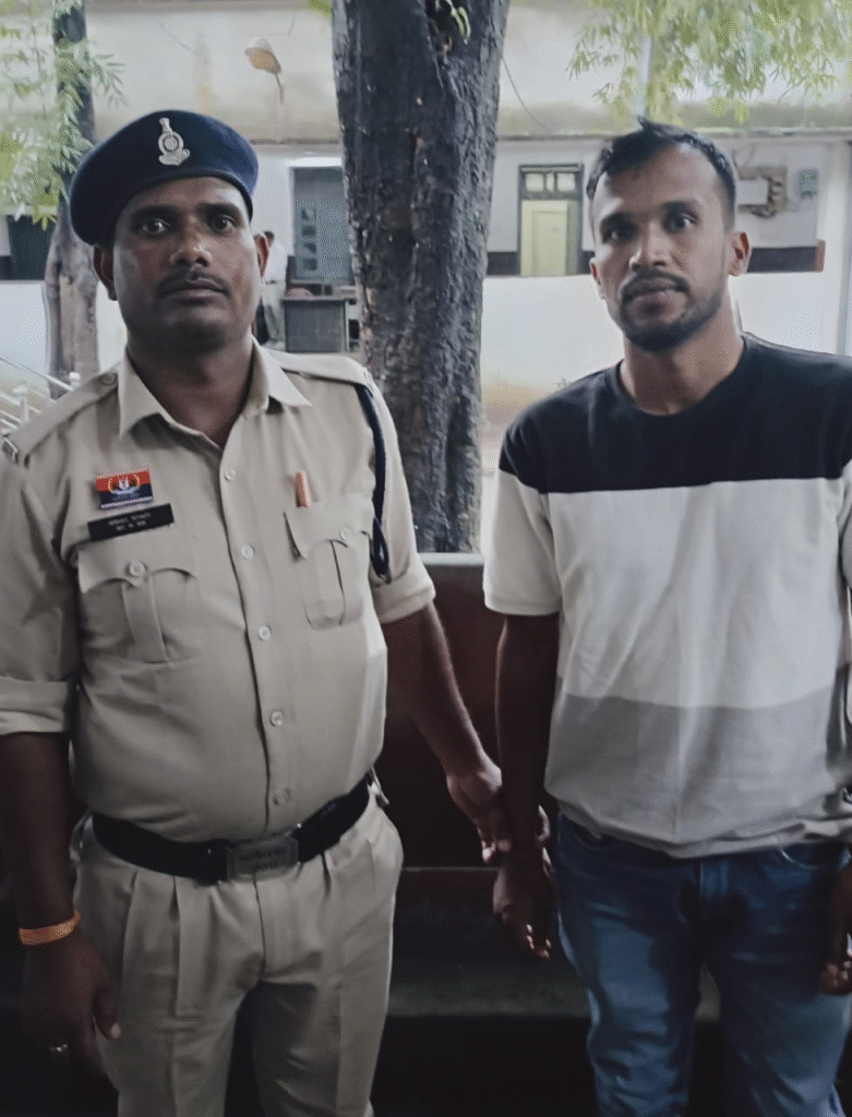 तीन अलग अलग सिम के जरिये तीन म्यूल एकाउंट खुलवाकर साइबर ठगी की घटना हेतु कमीशन मे अपना खाता देने के मामले मे आरोपी गिरफ्तार : Accused Arrested in Case of Opening three Mule Accounts in Surguja 2 image 514