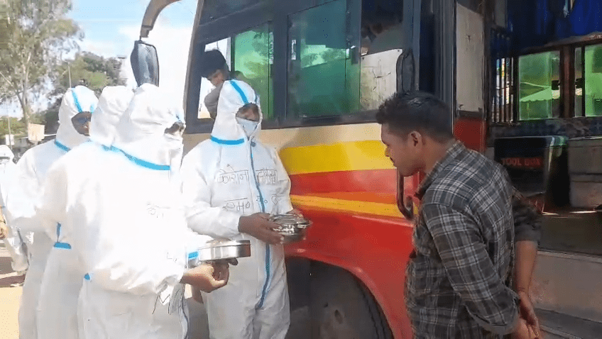 कोरोना से लड़ने वाले NHM कर्मचारियों का मनेंद्रगढ़ में अनोखा विरोध, पीपीई किट पहन भीख माँगी : Begged Wearing PPE kit NHM Employees in Manendragarh 3 image 522