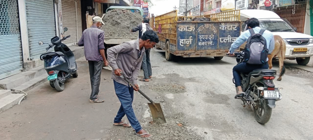 सड़कों की बदहाली से त्रस्त जनता को राहत नहीं, मगर मंत्री स्वागत से चला ताबड़तोड़ मरम्मत अभियान : Repair Road in Ambikapur 2 image 527