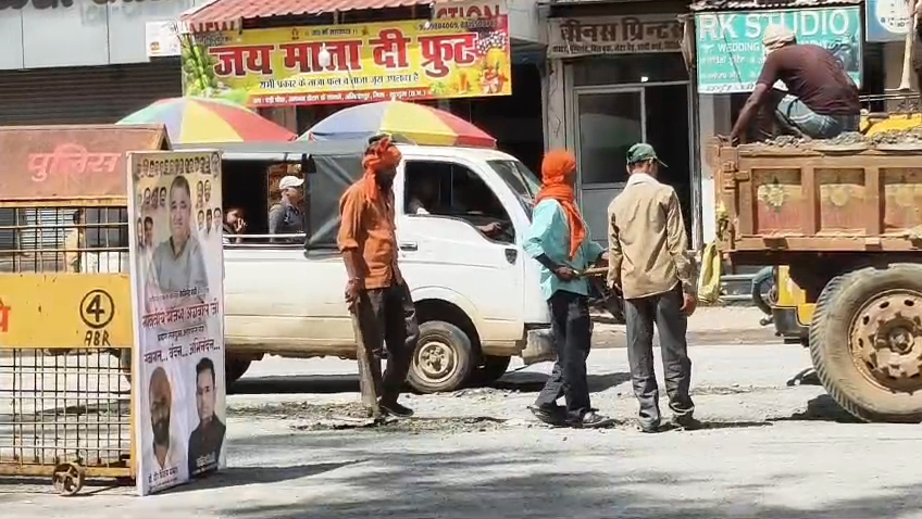 सड़कों की बदहाली से त्रस्त जनता को राहत नहीं, मगर मंत्री स्वागत से चला ताबड़तोड़ मरम्मत अभियान : Repair Road in Ambikapur 3 image 528