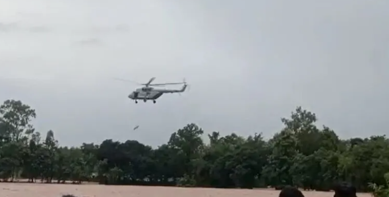 बस्तर में बाढ़ का कहर: सेना और वायुसेना कर रही रेस्क्यू ऑपरेशन : Flood Havoc in Bastar Army and Air Force are Doing Rescue Operation 3 image 529