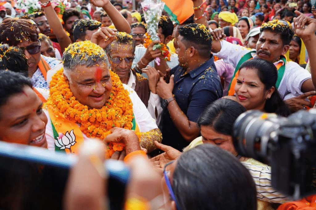 शानदार ऐतिहासिक स्वागत हुआ सरगुजा में मंत्री राजेश अग्रवाल का, संस्कृति मंत्री हुए भावविभोर : Minister Rajesh Agrawal Received a Grand Historical Welcome in Surguja 3 image 530