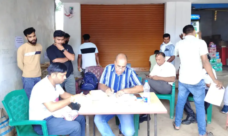 राजपुर नगर पंचायत की 42 दुकानों पर बकाया प्रीमियम और किराया न जमा करने पर सील की कार्रवाई शुरू : Sealing Process begins on 42 shops of Rajpur 2 image 540