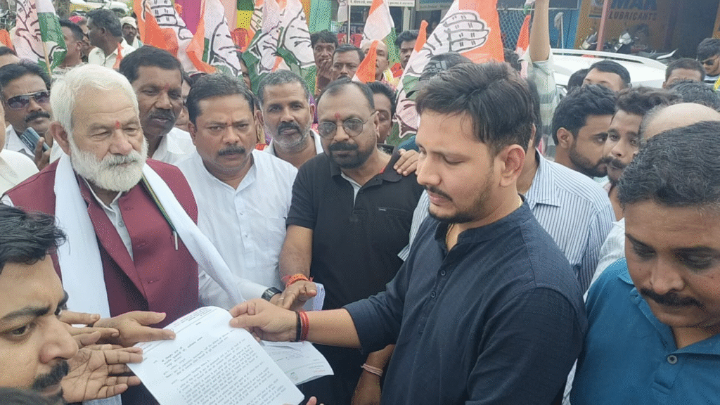 सरगुजा में खरीफ सीजन में खाद की कमी व कालाबाजारी के खिलाफ कांग्रेस का बड़ा आंदोलन,जिलाध्यक्ष बालकृष्ण पाठक के नेतृत्व में : Congress's Big Agitation Against the Shortage and Black Marketing of Fertilizers in Surguja 2 image 545