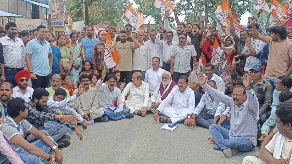 सरगुजा में खरीफ सीजन में खाद की कमी व कालाबाजारी के खिलाफ कांग्रेस का बड़ा आंदोलन,जिलाध्यक्ष बालकृष्ण पाठक के नेतृत्व में : Congress's Big Agitation Against the Shortage and Black Marketing of Fertilizers in Surguja 3 image 546