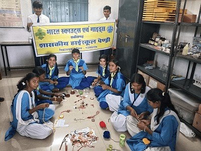 रक्षाबंधन पर जवानों के लिए गाइड बहनों का खास सम्मान, बनाए 1375 रक्षा सूत्र राखियां : Made 1375 Raksha Sutra Rakhis for Soldiers 1 image 6