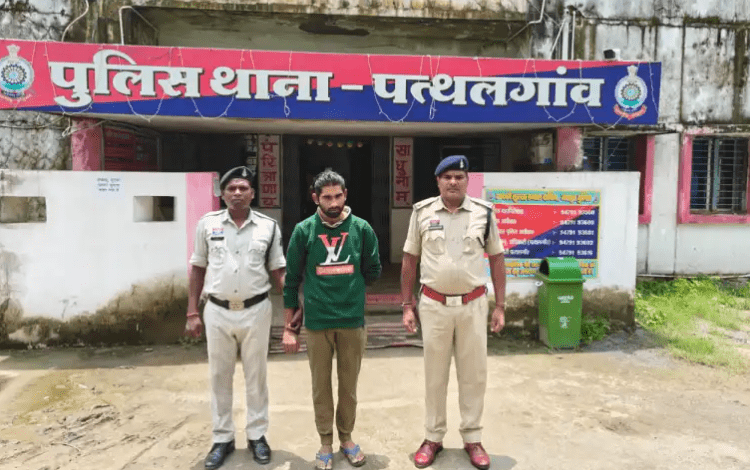 जशपुर पुलिस ने महिलाओं और बच्चों से जुड़ी आपत्तिजनक सामग्री वायरल करने वाले रायपुर के आरोपी को पकड़ा, आईटी एक्ट के तहत सख्त कार्रवाई शुरू : Jashpur Police Arrested the Accused Related to Women and Children Video Viral 1 image 76