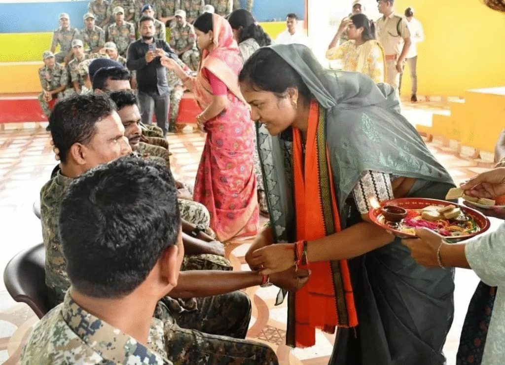 महिला एवं बाल विकास मंत्री लक्ष्मी राजवाड़े ने दंतेवाड़ा में कारली सुरक्षा कैम्प के जवानों को राखी बाँधी, दी रक्षाबंधन की शुभकामनाएं : Minister Laxmi Rajwade Tied Rakhi to the soldiers of Karli Security Camp in Dantewada 1 image 8