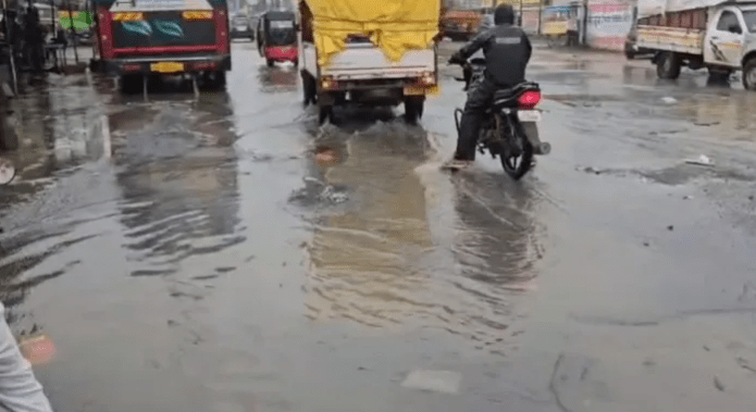 अंबिकापुर में सड़कों की बदहाल हालत पर फूटा जनता का गुस्सा, यूथ इंटक का खरसिया चौक पर भीषण प्रदर्शन : Youth INTUC Staged a Massive Protest at Kharsia Chowk 1 image 88
