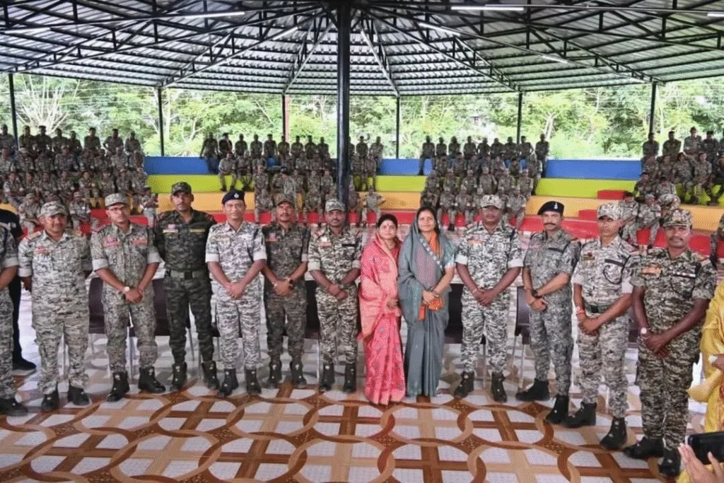 महिला एवं बाल विकास मंत्री लक्ष्मी राजवाड़े ने दंतेवाड़ा में कारली सुरक्षा कैम्प के जवानों को राखी बाँधी, दी रक्षाबंधन की शुभकामनाएं : Minister Laxmi Rajwade Tied Rakhi to the soldiers of Karli Security Camp in Dantewada 2 image 9