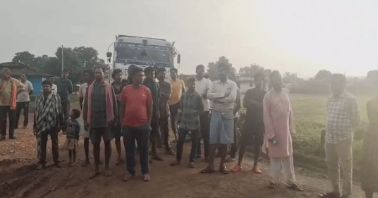 प्रधानमंत्री ग्राम सड़क योजना की सड़कों की हालत बदतर, सूरजपुर के ग्रामीण परेशान, गांववालों ने लोड ट्रक रोकी : Pradhan Mantri Gram Sadak Yojana is Worse Villagers of Surajpur Upset 2 image 92