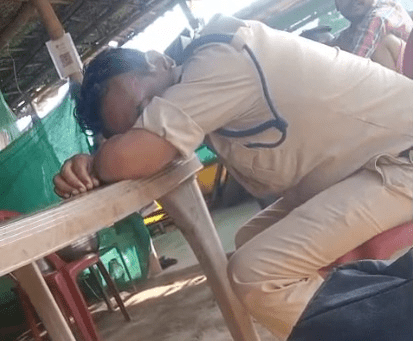 जशपुर पुलिस का काला सितारा: नशे में धुत पाया गया आरक्षक, आज थोड़ा ज़्यादा हो गया… अब नहीं पिऊंगा : Constable Found Drunk Today it is a Little More I will not Drink Now in Jashpur 1 image 94
