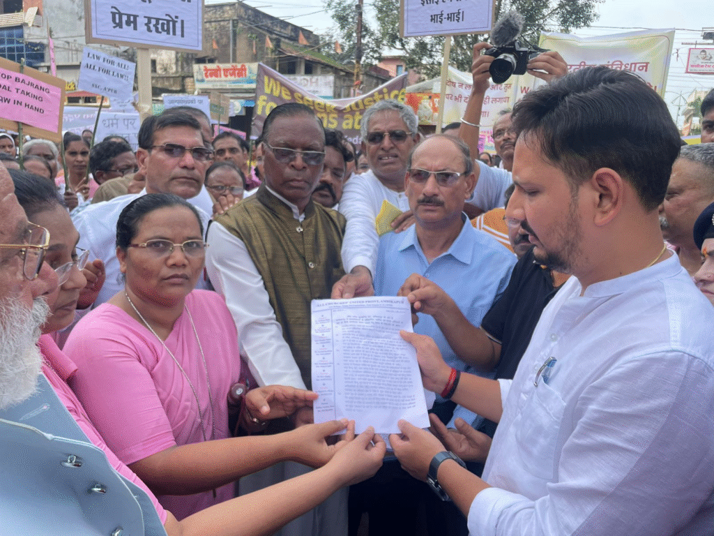 ऑल चर्चेस यूनाइटेड फ्रंट, अम्बिकापुर की ओर से छत्तीसगढ़ में अल्पसंख्यकों के संवैधानिक, धार्मिक एवं मानव अधिकारों की रक्षा के लिये आवश्यक कदम उठाने हेतु भारत के राष्ट्रपति को ज्ञापन : Memorandum to the President of India to Take Necessary Steps to Protect the Constitutional 1 image 96