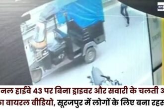 autorickshaw moving on National Highway 43 without a driver