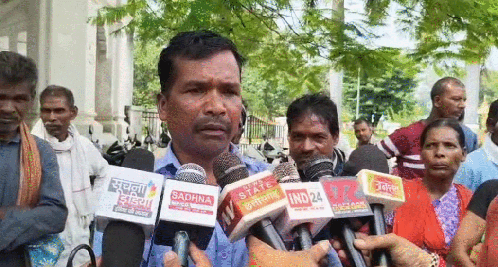 अंबिकापुर: वन अधिकार पट्टा की मांग : Ambikapur Demand for forest rights land lease 2 image 116