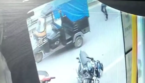 नेशनल हाईवे 43 पर बिना ड्राइवर और सवारी के चलती ऑटो का वायरल वीडियो, सूरजपुर में लोगों के लिए बना रहस्य : autorickshaw moving on National Highway 43 without a driver 2 image 124