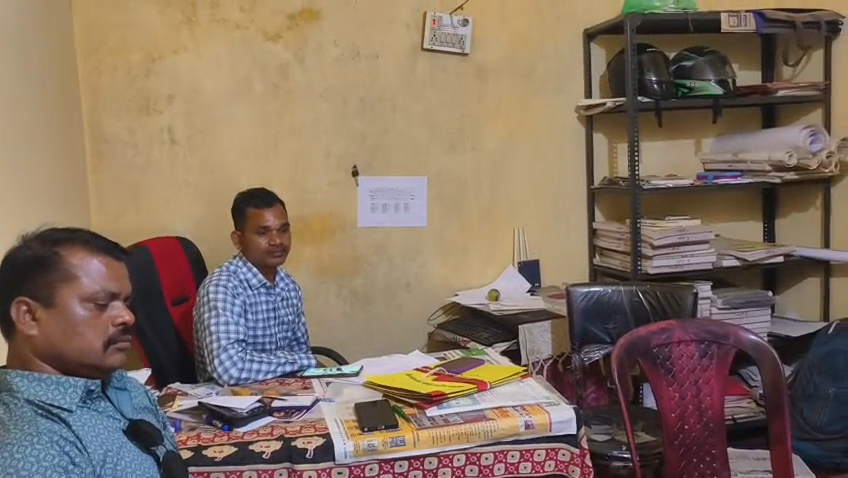 वाड्रफनगर: पटवारी 13 हजार की रिश्वत लेते रंगेहाथ गिरफ्तार, एसीबी की बड़ी कार्रवाई : Wadrafnagar Revenue officer arrested in-the-act while taking a bribe of 13,000 rupees 2 image 131