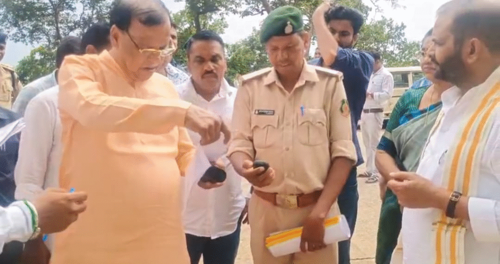 650 सीढ़ियां चढ़कर भाजपा ने रामगढ़ पहाड़ का किया निरीक्षण, राजनीति पर साधा निशाना : BJP inspected Ramgarh hill by climbing 650 stairs targeted politics 2 image 153