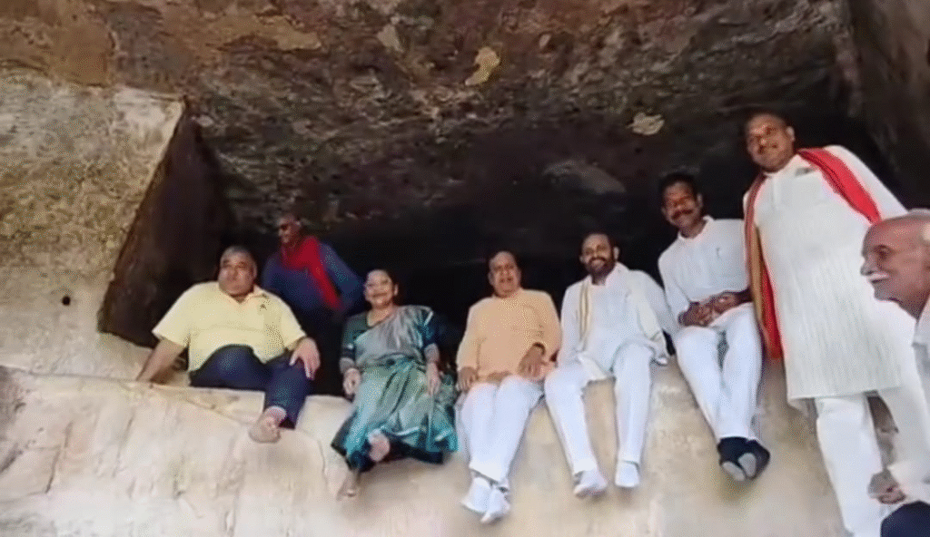 650 सीढ़ियां चढ़कर भाजपा ने रामगढ़ पहाड़ का किया निरीक्षण, राजनीति पर साधा निशाना : BJP inspected Ramgarh hill by climbing 650 stairs targeted politics 3 image 154