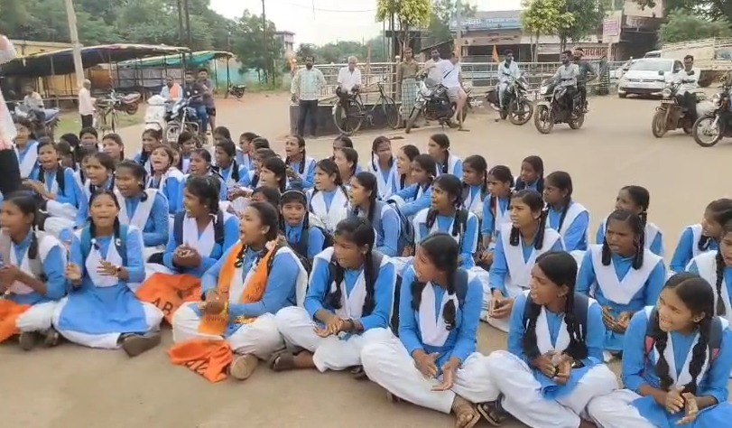 युक्तियुक्तकरण का साइड इफेक्ट : राजिम में फिंगेश्वर कन्या शाला के मर्ज के खिलाफ छात्राओं का उग्र विरोध, राजिम–महासमुंद मार्ग जाम : Side effect of rationalization Fierce protest by girl students 2 image 175