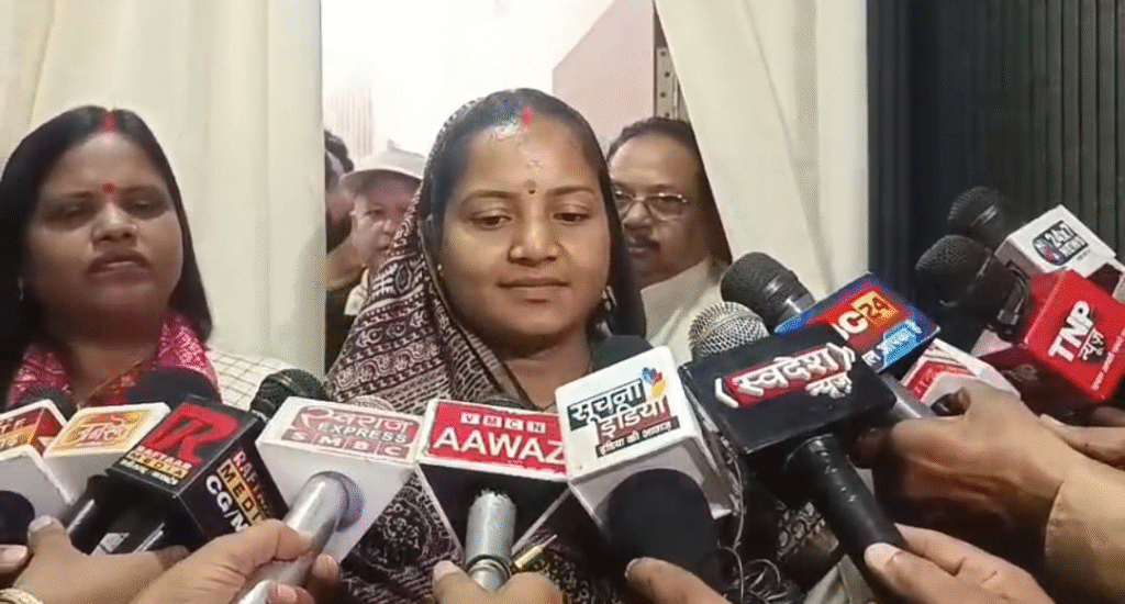 अंबिकापुर में मंत्री लक्ष्मी राजवाड़े ने ली विभागीय समीक्षा बैठक : Minister Laxmi Rajwade held departmental review meeting in Ambikapur 2 image 179