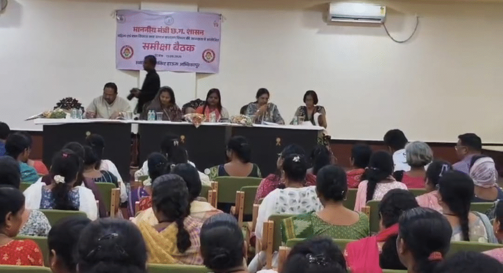 अंबिकापुर में मंत्री लक्ष्मी राजवाड़े ने ली विभागीय समीक्षा बैठक : Minister Laxmi Rajwade held departmental review meeting in Ambikapur 4 image 182