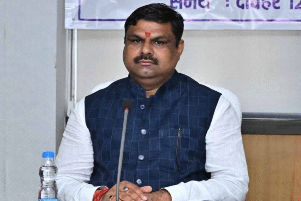 सरगुजा और बस्तर में शराब पीकर स्कूल आने वाले शिक्षकों पर, एफआईआर के साथ बर्खास्तगी संभव : FIR is possible against teachers who come to school after drinking alcohol in CG 2 image 194