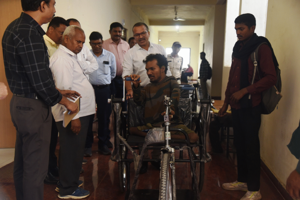 जनदर्शन में दिव्यांगजनों को मिली राहत, जिला प्रशासन ने बांटी साइकिल : Disabled people got relief in public darshan district administration distributed bicycles 2 image 331