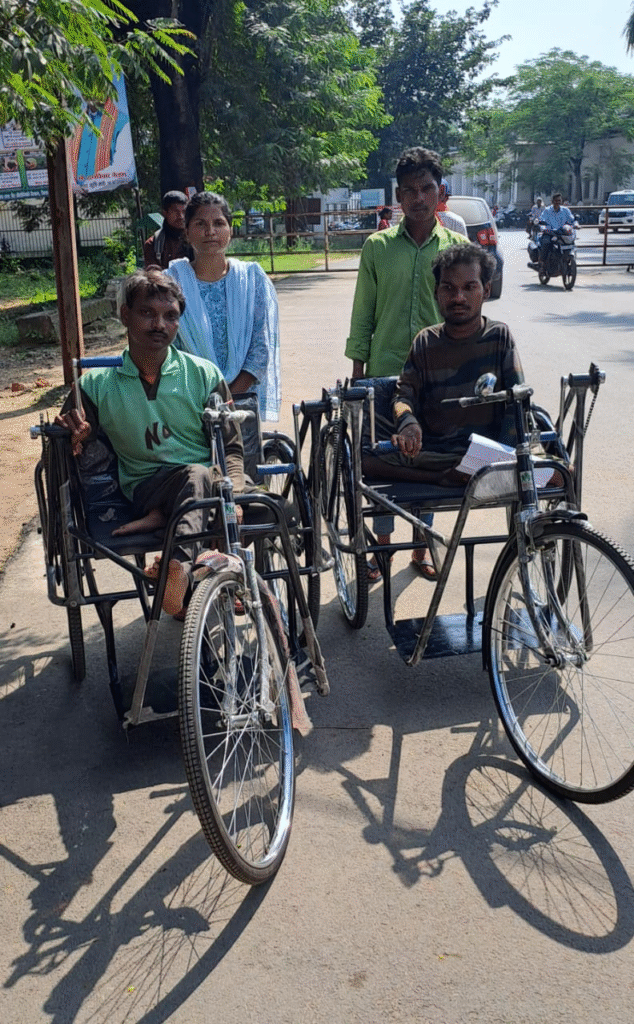 जनदर्शन में दिव्यांगजनों को मिली राहत, जिला प्रशासन ने बांटी साइकिल : Disabled people got relief in public darshan district administration distributed bicycles 3 image 332
