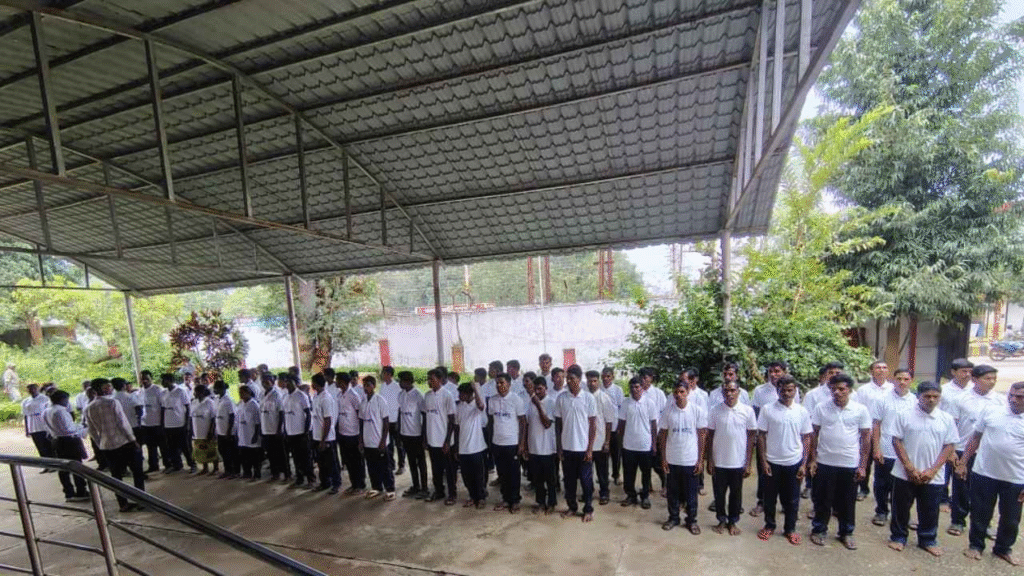 दंतेवाड़ा में नक्सल उन्मूलन अभियान को बड़ी सफलता: 71 नक्सलियों का सामूहिक आत्मसमर्पण, 30 पर था 64 लाख का इनाम : 71 Naxalites surrender en masse 30 carrying a bounty of Rs 6.4 million 2 image 351